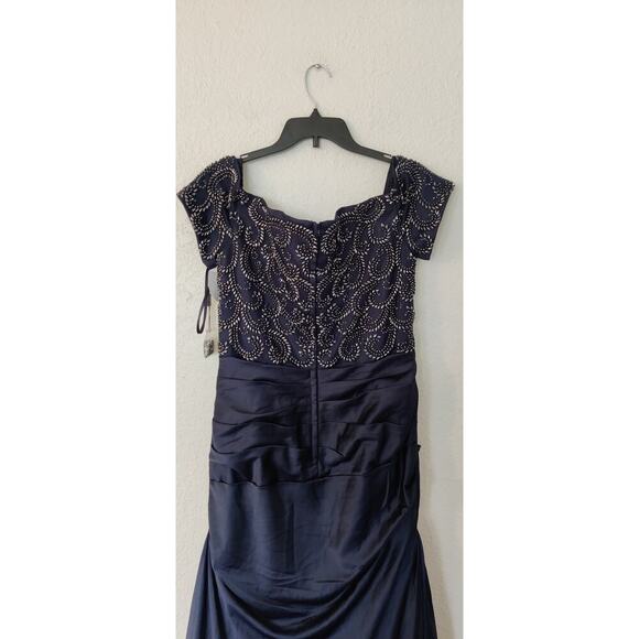 New La Femme Elegant Embellished Gown 12 Satin Navy Sweetheart Neck Short Sleeve - Picture 6 of 11